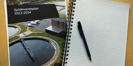 Printet spildevandsplan på et bord