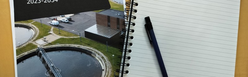 Printet spildevandsplan på et bord