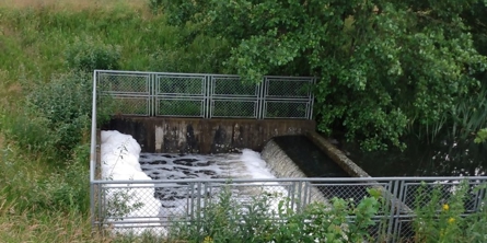 Overløb fra regnvandsbassin